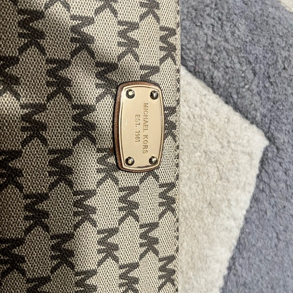 Micheal Kors wallet - Picture 2 of 6